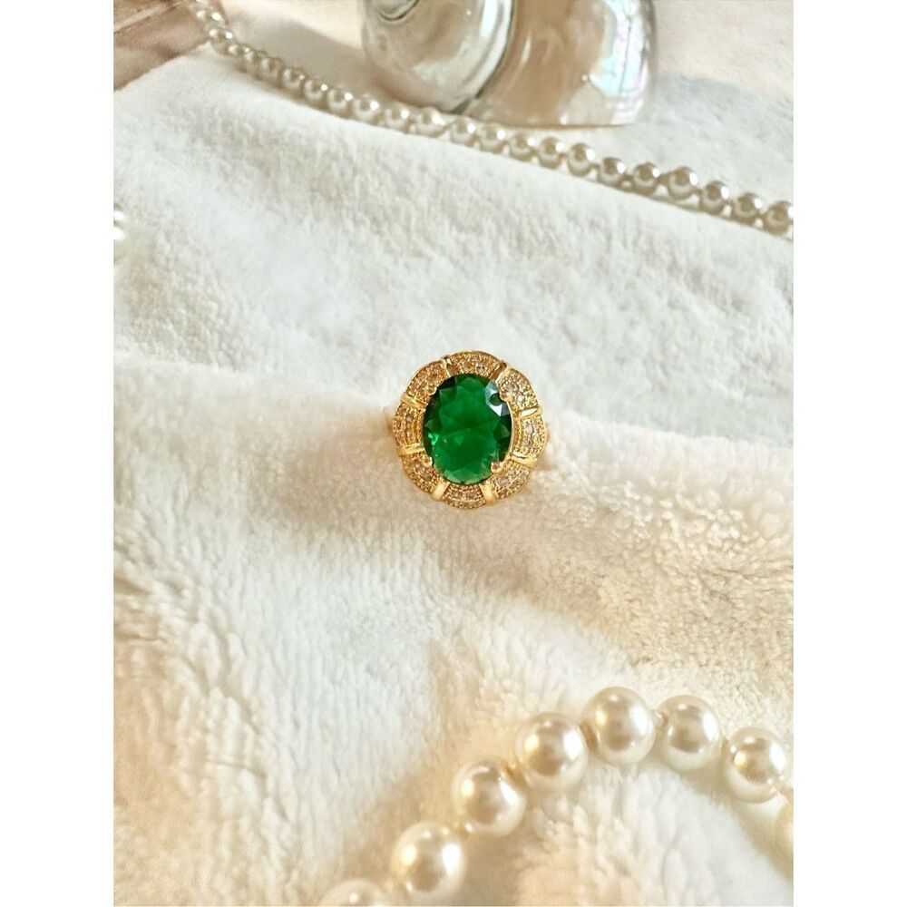 Adjustable emerald green oval cut antique style ring ￼